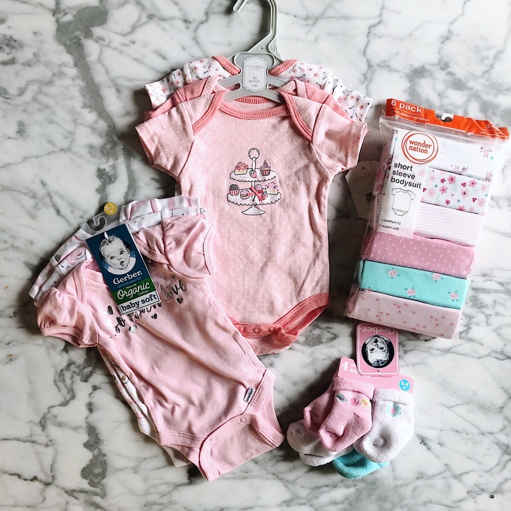 New Baby Short Sleeve Bodysuits/Onesies and Socks